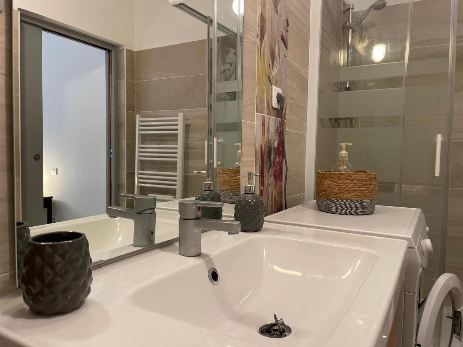 Joli Appartement Hypercentre T2, Classe Meuble De Tourisme 3 Avec Parking Gratuit Béziers Exteriör bild